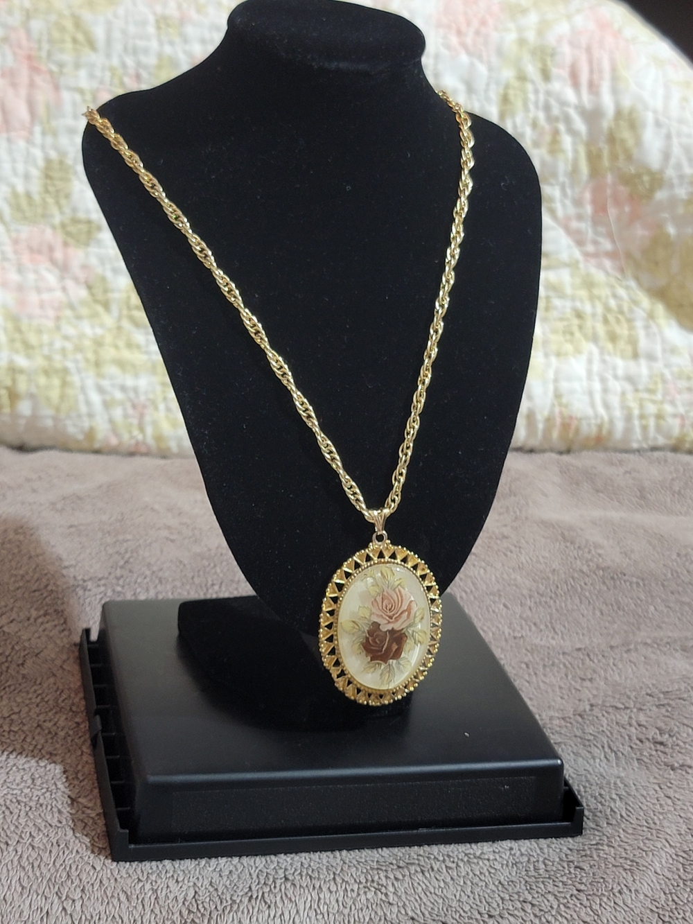 Gold Floral Cameo Pendant Necklace - Elegant Gold-Tone Finish